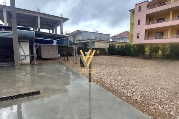 Truall ose Toke ne Tirane - 100,000 Leke