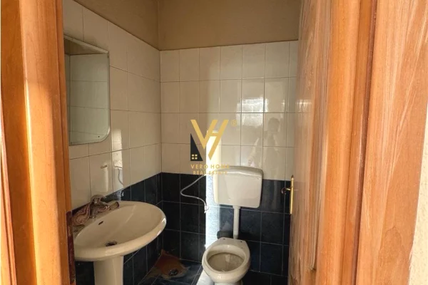 JEPET AMBIENT 105 M2 ME QERA TE QYTET STUDENTI 900 EURO