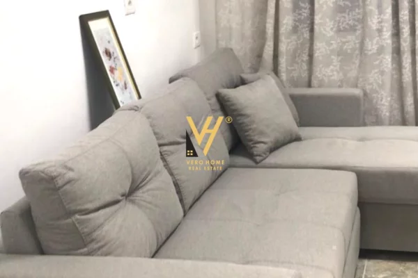 JEPET APARTAMENT 2+1 ME QIRA TE RRUGA E DIBRES 55.000 LEKE