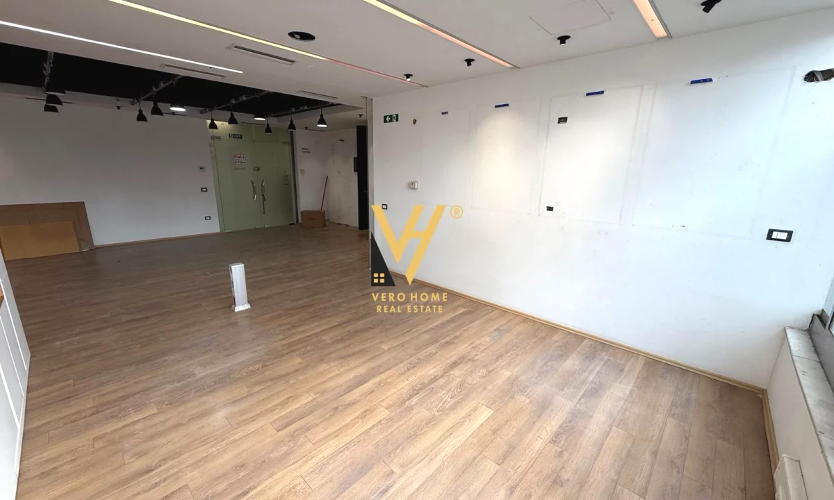 JEPET ZYRE 85 M2 ME QERA TE RRUGA ELBASANIT 1.100 EURO